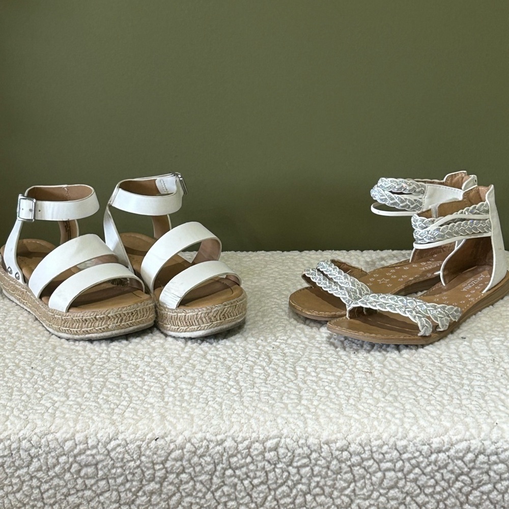 Girl sandals Arizona jean company and Soda color white.